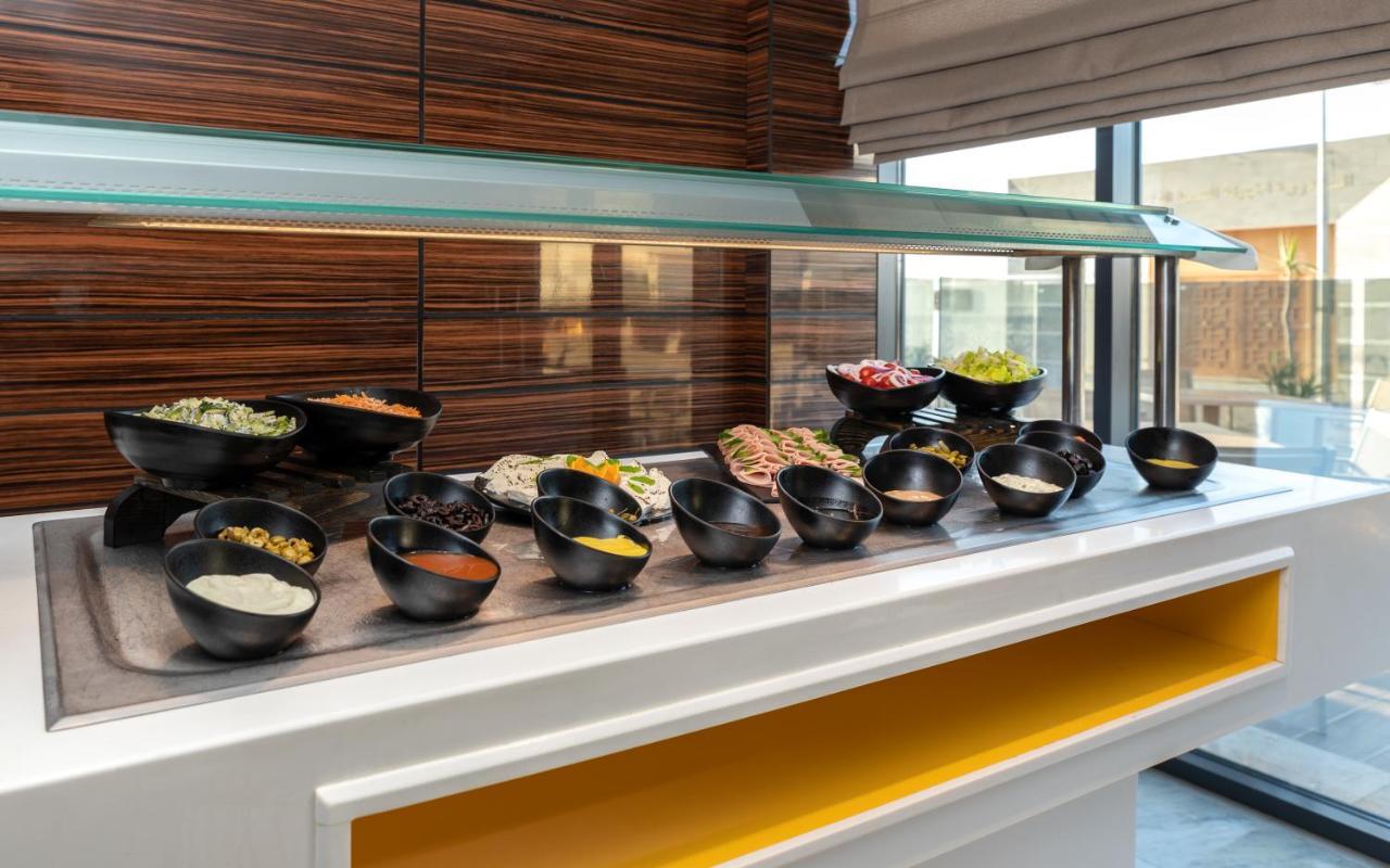 Radisson Hotel Сфакс Экстерьер фото A salad bar
