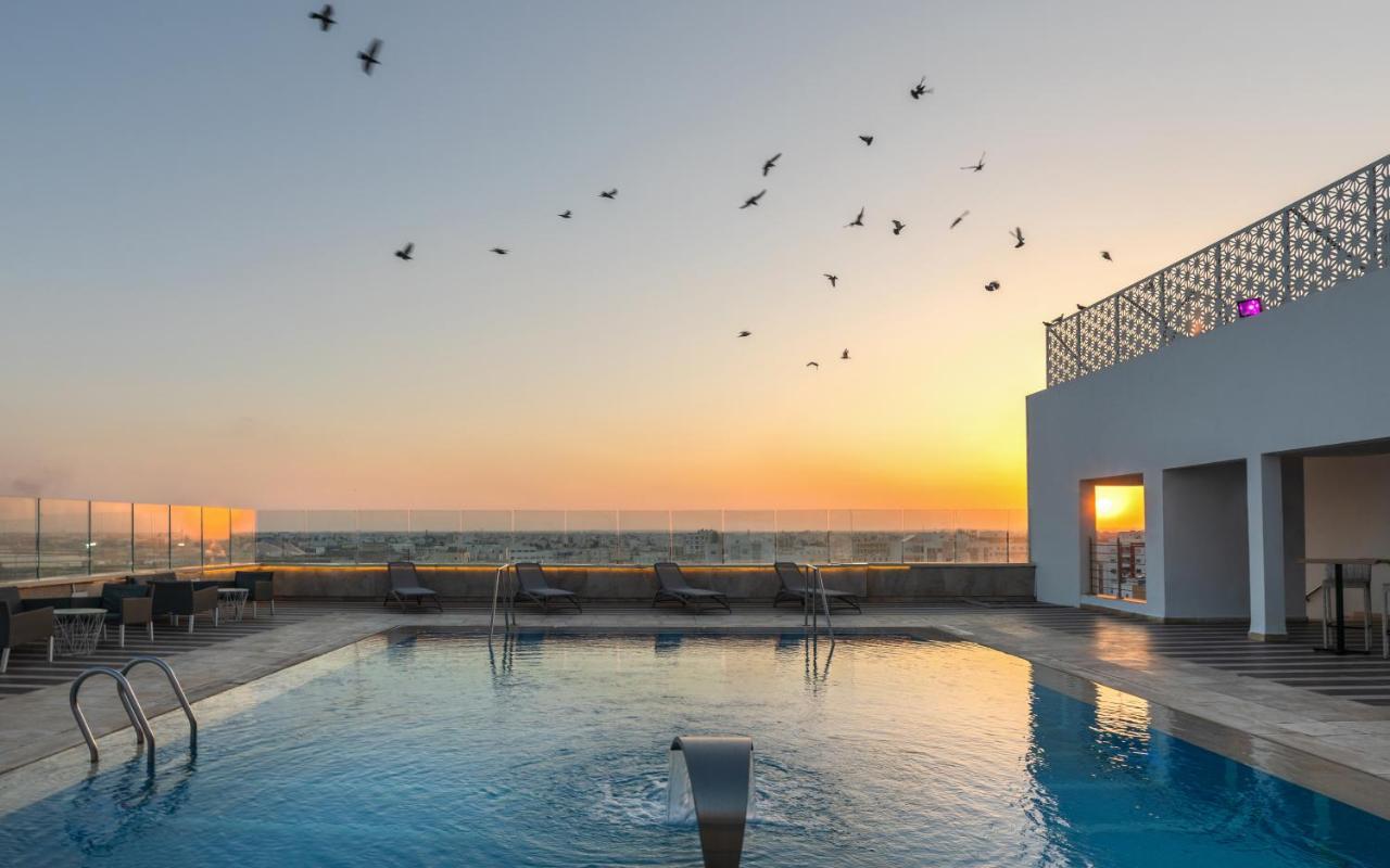 Radisson Hotel Сфакс Экстерьер фото Rooftop pool at the hotel