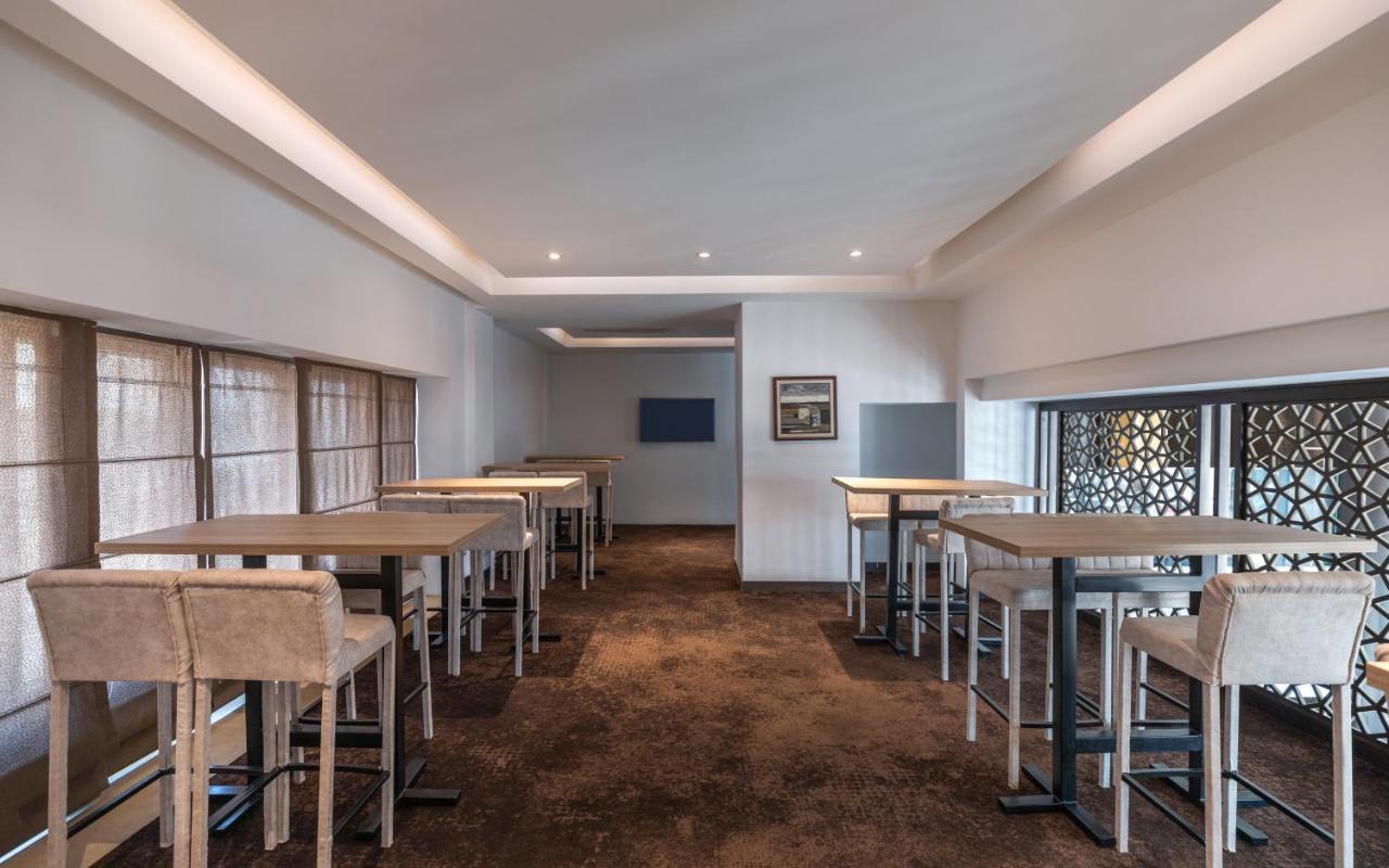 Radisson Hotel Сфакс Экстерьер фото The lounge at the airport