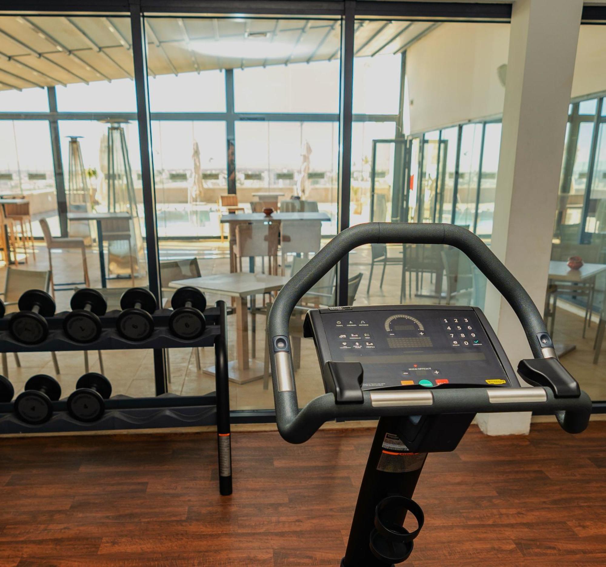 Radisson Hotel Сфакс Экстерьер фото The gym at the hotel