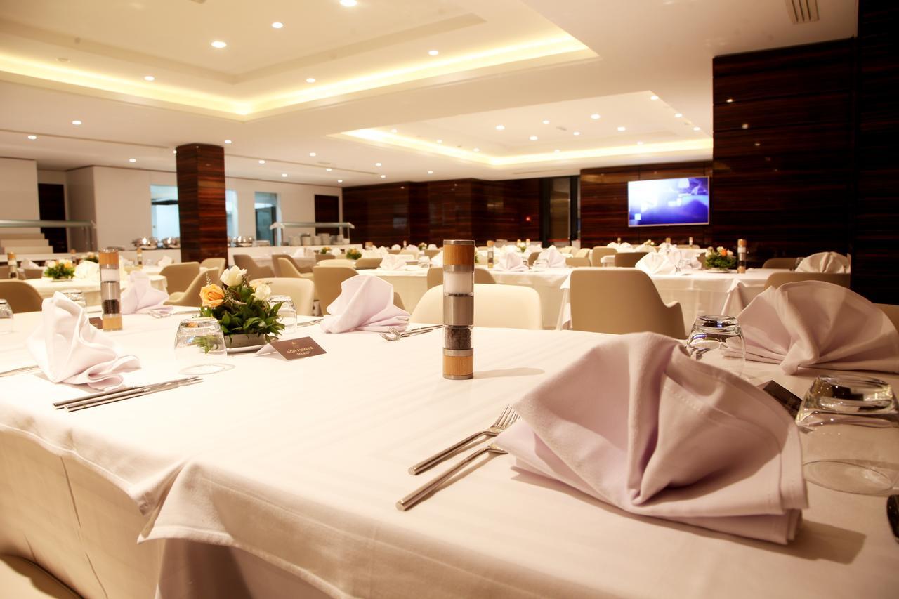 Radisson Hotel Сфакс Экстерьер фото The Long Room