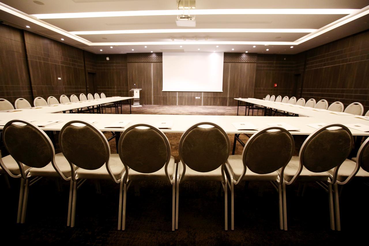 Radisson Hotel Сфакс Экстерьер фото A meeting room