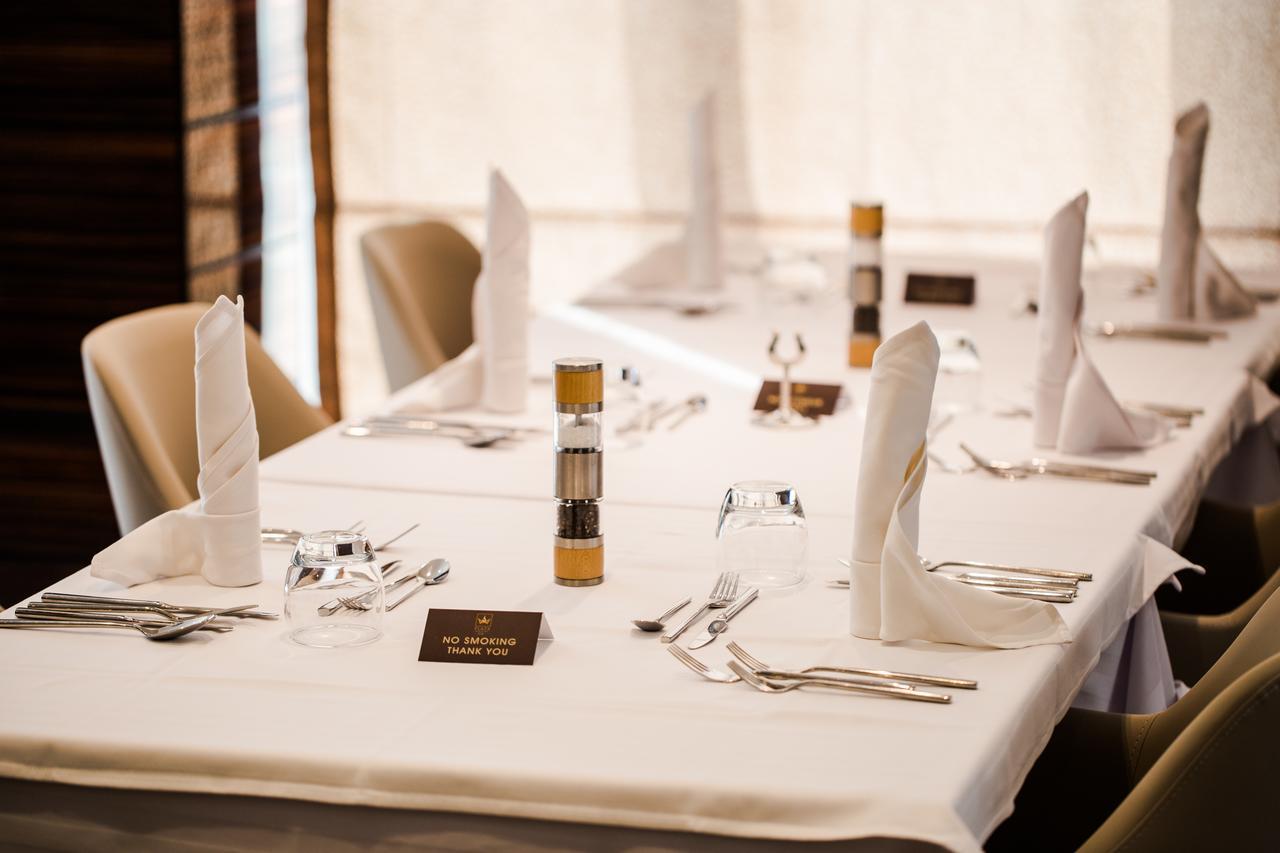 Radisson Hotel Сфакс Экстерьер фото A table set for a formal meal