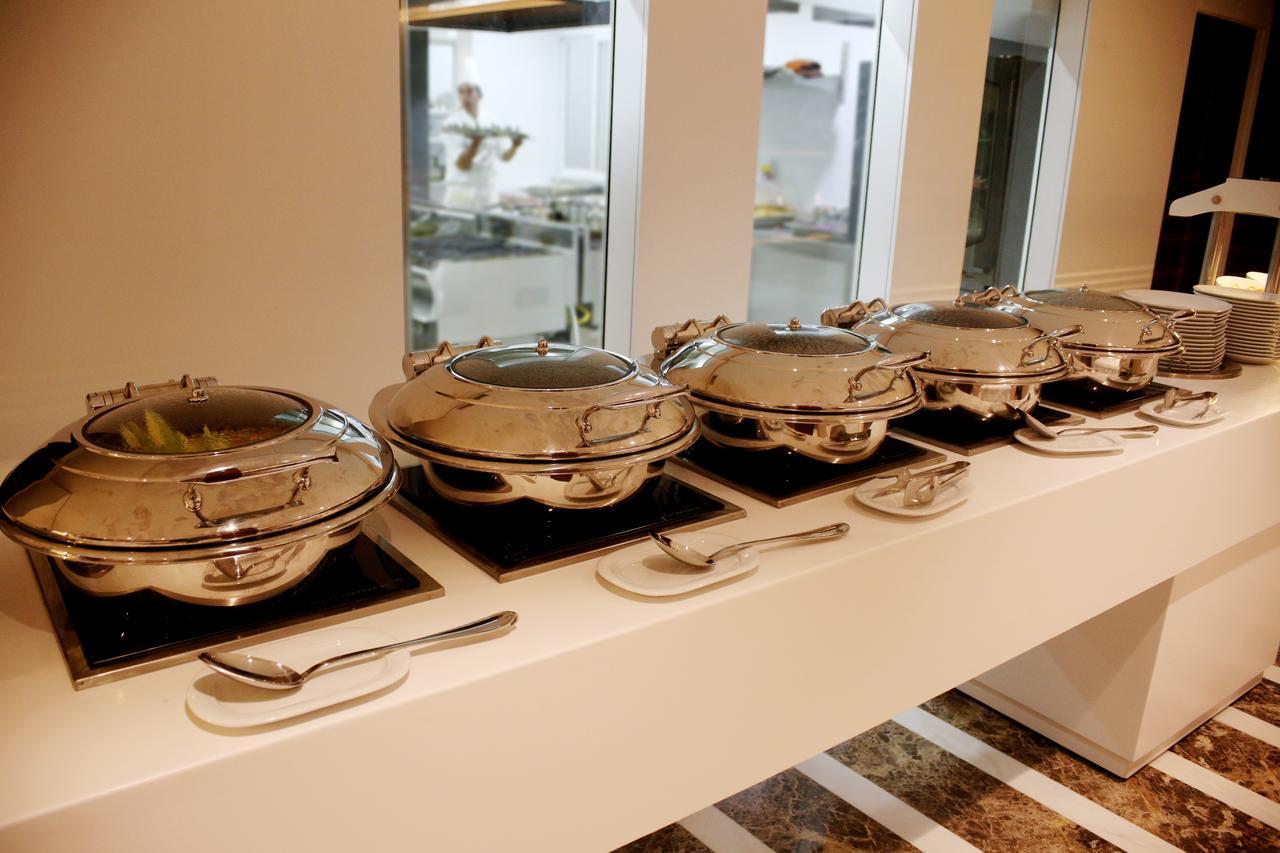 Radisson Hotel Сфакс Экстерьер фото A row of chafing dishes