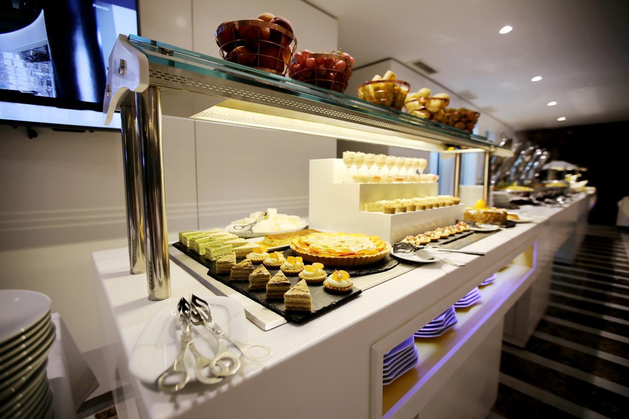 Radisson Hotel Сфакс Экстерьер фото A buffet at a hotel