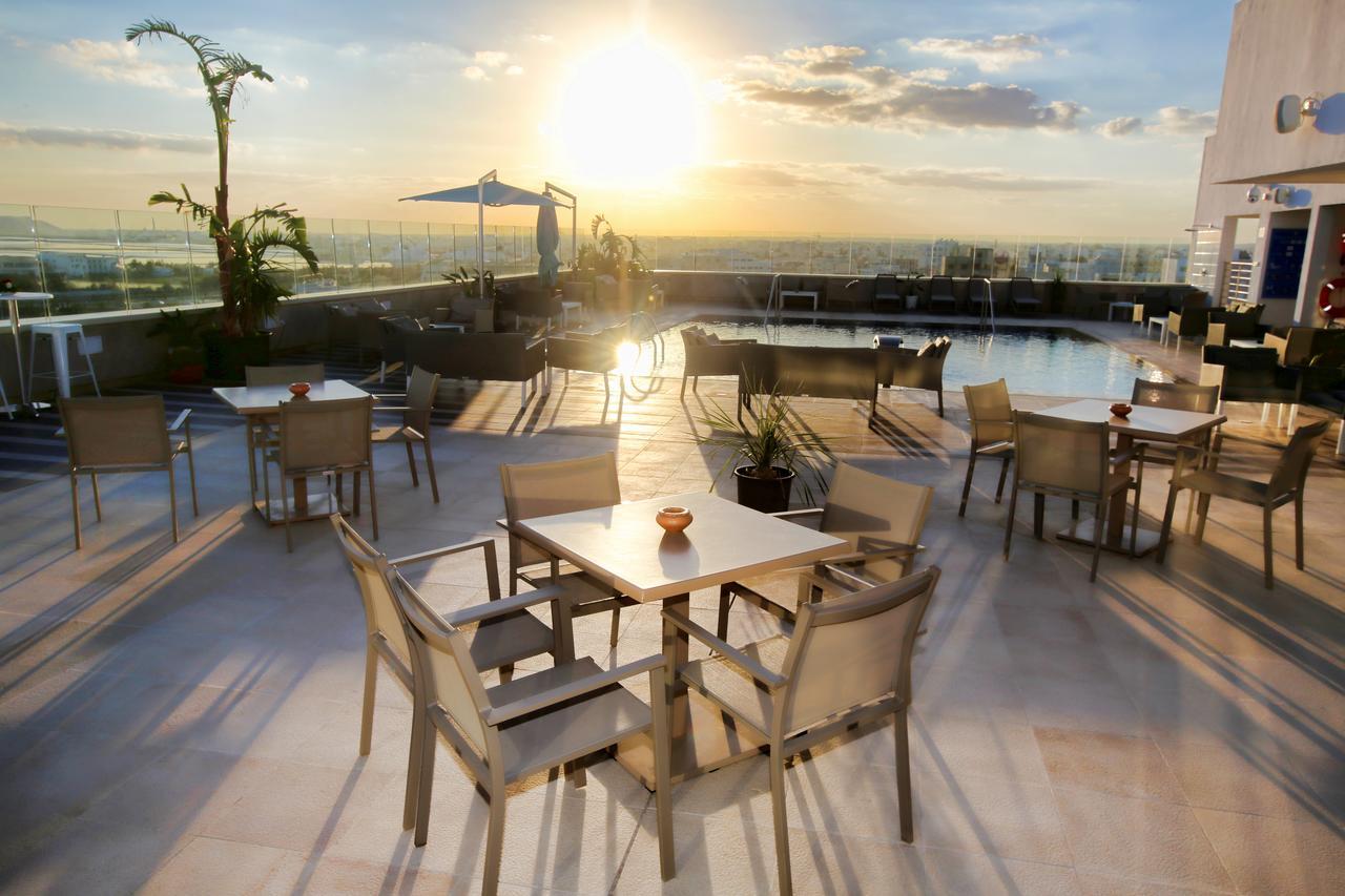 Radisson Hotel Сфакс Экстерьер фото Rooftop pool at the hotel