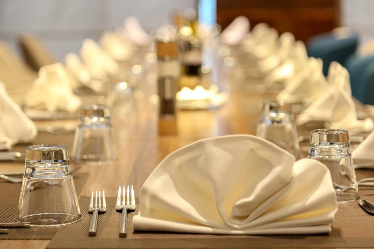 Radisson Hotel Сфакс Экстерьер фото A table set for fine dining